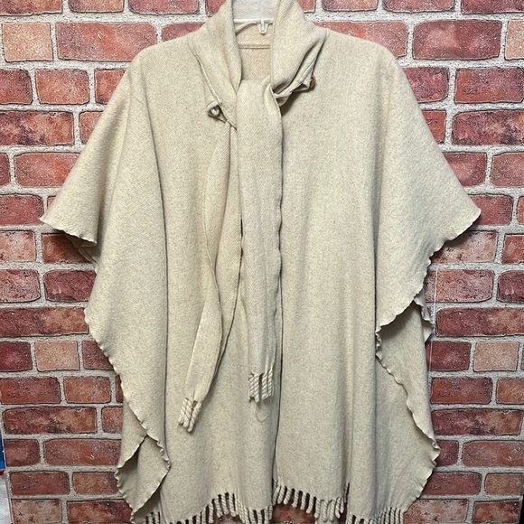 CAPE Poncho, Cream, Wool, One Size, Built in Scarf - Picture 1 of 10